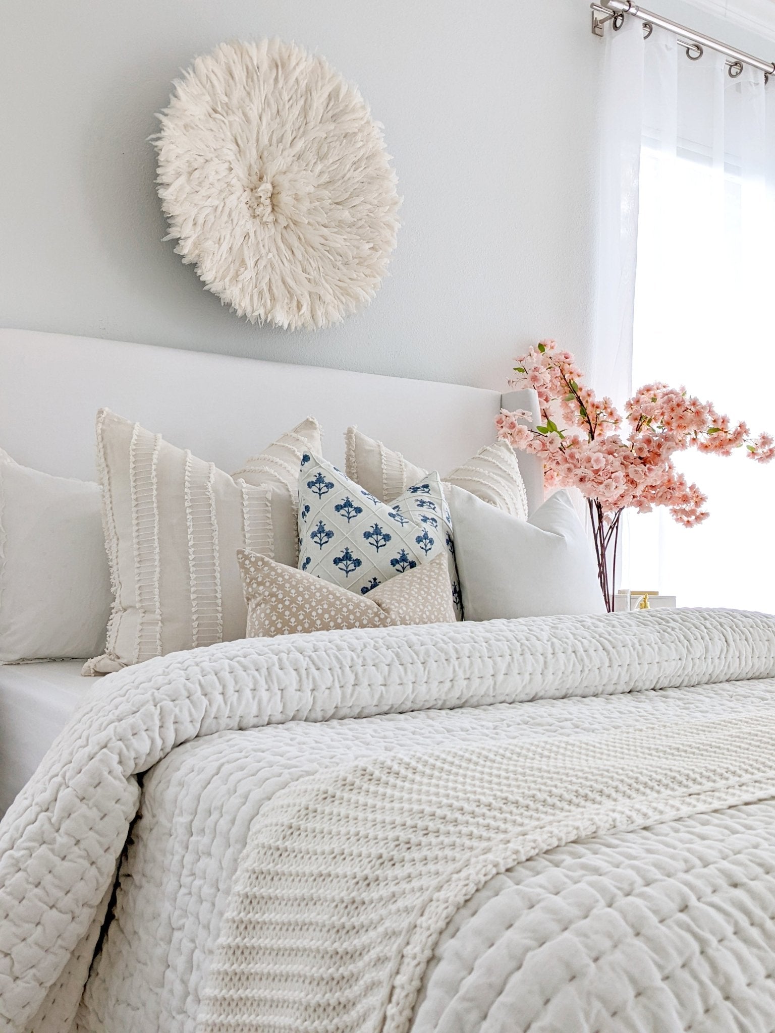 Love white linens with lots of pillows - From Isla #bedroominspo
